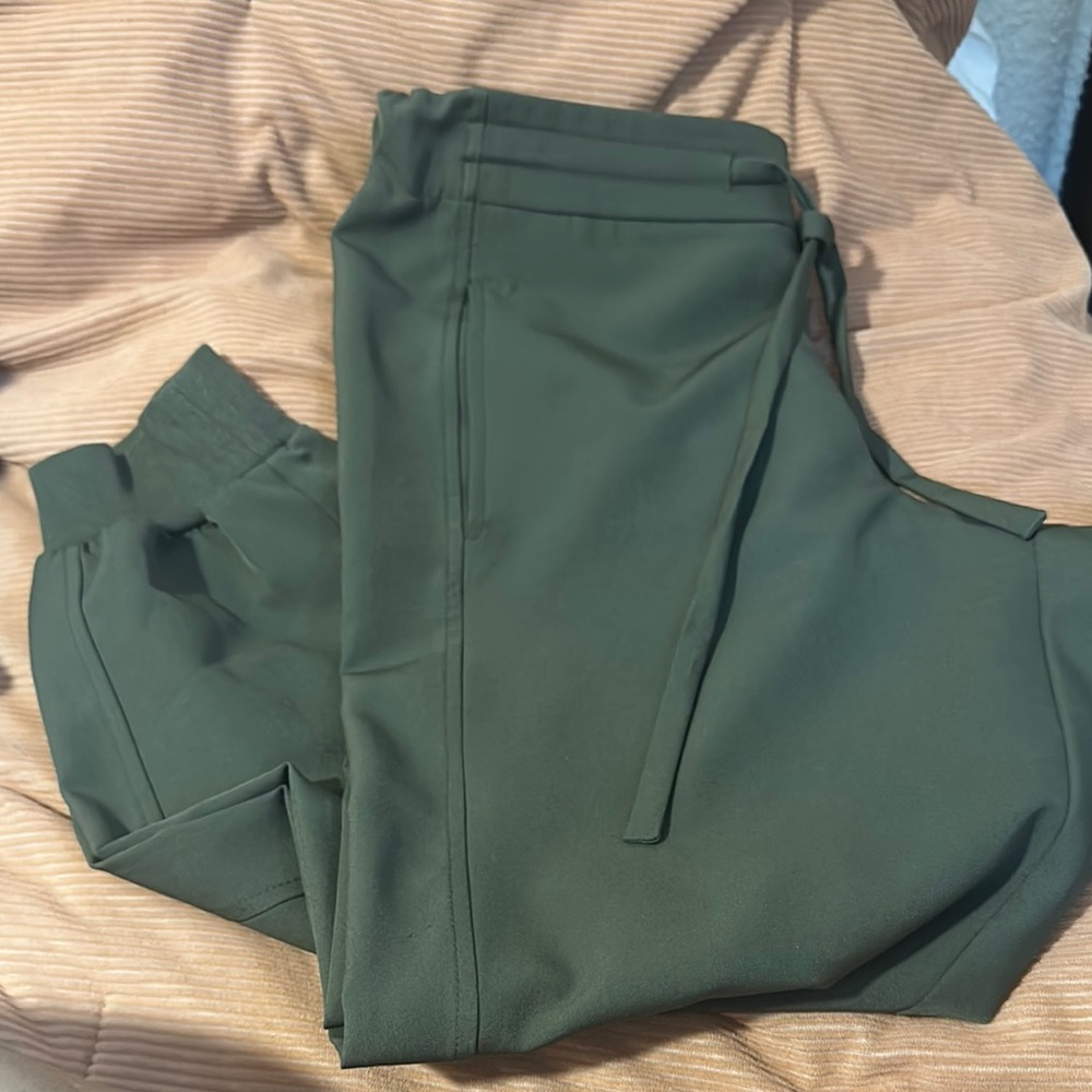 Green Jogger Cropped Pants w/ pockets